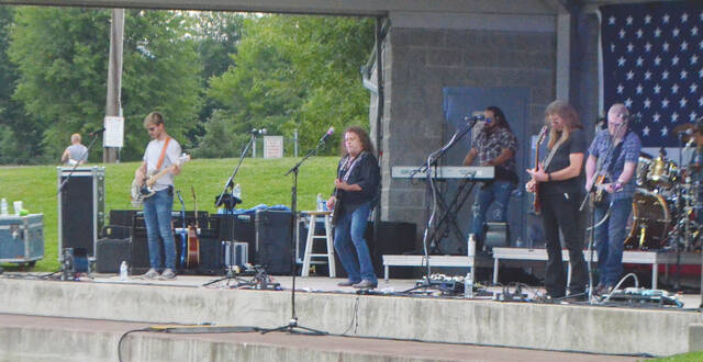 7 Bridges, Kenny Welch Band perform for large crowd at Mt. Orab ...